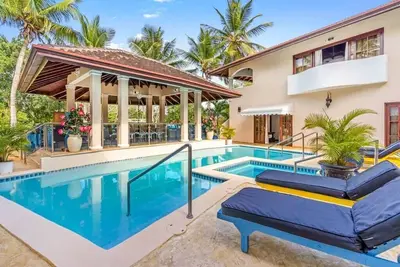 Image de Egyptian Style Villa With Pool, Jacuzzi, Gazebo &