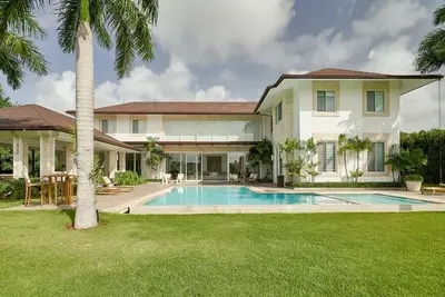 Image de Caribbean Luxury! 6 Bdr Villa w/ Large Patio, Pool, Jacuzzi!