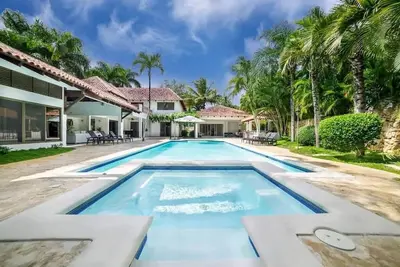 Image de Traditional and Cozy 8 Bdr Villa w/ Pool, Jacuzzi & Bbq