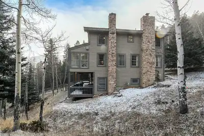 Image de Evergreen Dream Home! Hot Tub /King Beds / Piano/ Amazing Views/ 10 Min To Ski! !