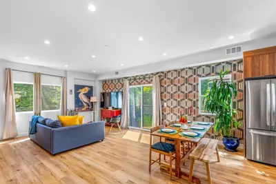Image de Stylish Sherman Oaks Townhouse W/ 3 Master Suites