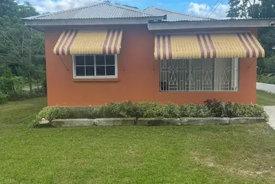 Image de 3 bedroom guest house in Trinity!