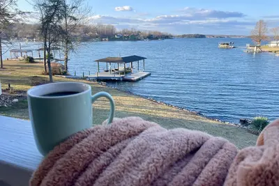 Image de Cozy Fall Retreat ✦ Lakefront ✦ Hot Tub ✦ Fire Pit ✦ Fully Stocked Kitchen