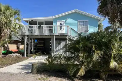Image de Secluded Beach House, steps to Sandy Beach on Lgi with a shared dock! 🏖️🎣