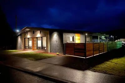 Image de New Romantic vacation home by lakes w/ hot tub.