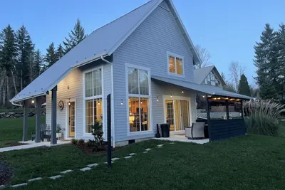 Image de Cozy Cabin Walk to lake Hot tub Bikes Kayaks Grill