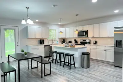 Image de Minutes away from At&T Stadium, American Airlines, and Downtown Dallas.