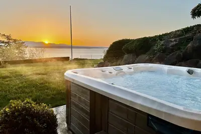 Image de Luxury Water View 6br Retreat with Hot Tub and Gym