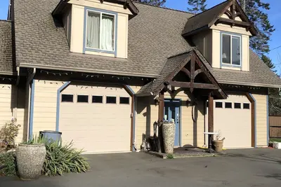 Image de Cozy ocean view retreat is located on the beautiful seaside walking biking trail