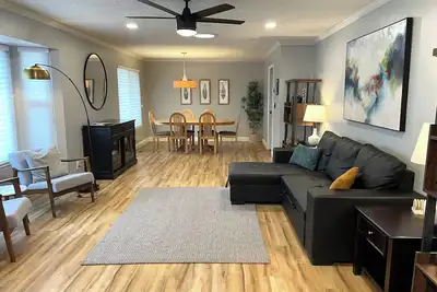 Image de The Lassen House-Spacious Home off the Esplanade