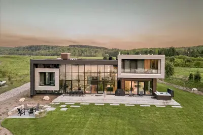 Image de Modern Muskoka Getaway on Fairy Lake- Hot Tub, Pool Table, Fire Pit!