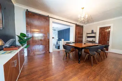 Image de Charming Historic Home with chef's kitchen formal dining, sitting room, & patio