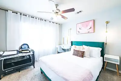 Image de 55% Monthly special price W 4rooms W 3 fullbath W walk to College