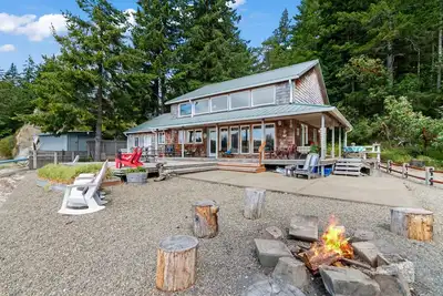 Image de Waterfront, cabin- style home with breathtaking views of Skookum Inlet.