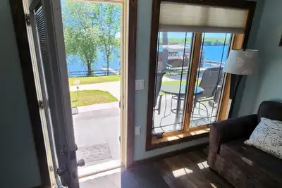 Image de Rustic Suite on the Lake: Cozy Comfort with Unmatched Sunrises.