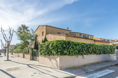 Image de Villa La Poma -  6 personnes, quartier calme, grand espace extérieur. Garage