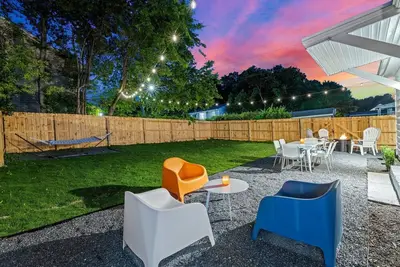 Image de Retro Oaks - 1960s Inspired & Pet Friendly Downtown Raleigh Oasis