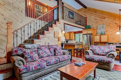 Image de 3 Story Mountainside Private Chalet - Storyland 1 mile, hike, waterfalls, ski