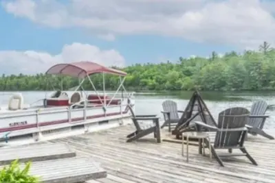 Image de Rustic cottage in the Muskokas! Rare lakeside 4 Br, with dock, wifi + Ac