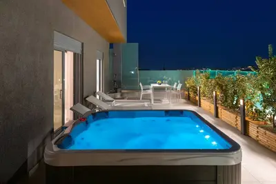 Suite Rhodes SkyLine avec jacuzzi extérieur et vue sur la mer A1