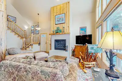 Image de Dog-friendly wilderness retreat with a fireplace, deck, & grill - pool access
