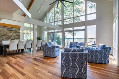 Image de On the Waterfront Custom Chalet w Multiple Suites, Private Pier and Hot Tub in Edgewater