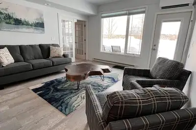 Image de Modern Lakeside Condo: Scenic Views & Abundant Amenities Await