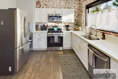 Image de Historically renovated house sleeps 20+ in downtown Albany!