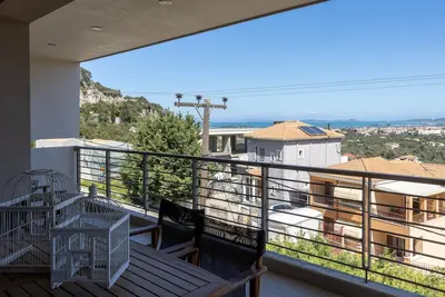 Image de Appartement 'Lefkadia's Bayview 1' avec vue sur la mer, Wi-Fi et climatisation