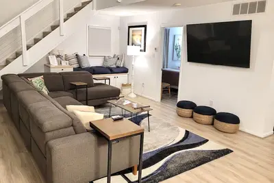 Image de Entire home in boating community, community pool, back yard for families - Dog Friendly!