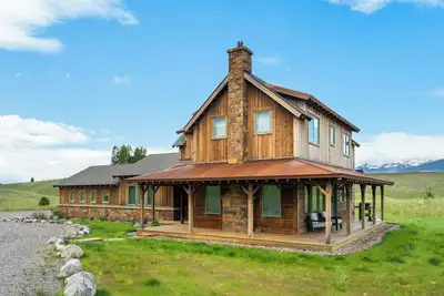 Image de Cowboy Retreat- A gorgeous 3 bedroom home near Chico Hot Springs with views! !