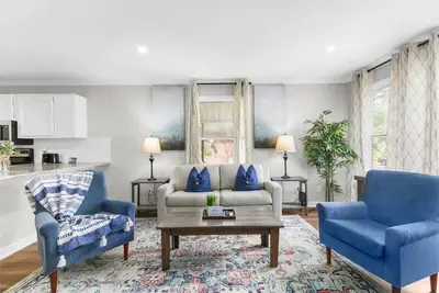 Image de Mins to Uptown, Downtown, Airport, and Dining!