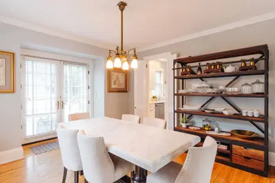 Image de Gorgeous Home - Walk to Lake, Restaurants, Shops, Trails!