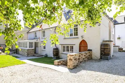 Trewince Manor Cottage, pet friendly, with pool in Portscatho