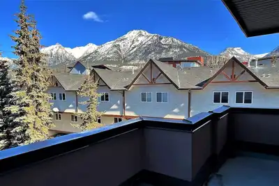 Image de Spectacular Mountain Views! Unique & Rare End Unit 2 Storey Condo + 2 balconies!
