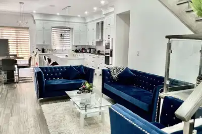 Image de A tasteful Brand New House - 10 Minutes to Bluffs beach.