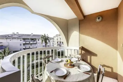 Image de T2 climatisé Port Fréjus avec parking privatif