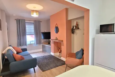 Image de 2 bed home close to York Racecourse with parking