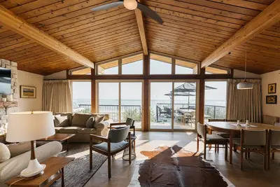 Image de Newly Renovated Luxury Lake Front Cottage with Private Dock and boat lift