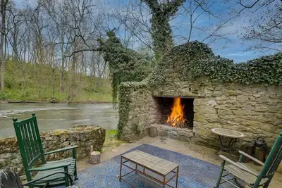 Image de Historic Waterfront Retreat w/ Grill in Hagerstown