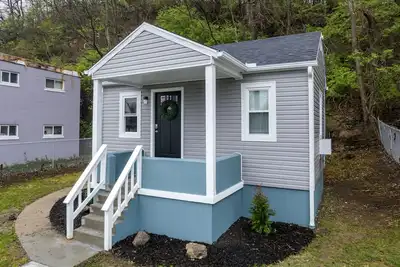 Fully Renovated Tiny Gem ~ Mins to Downtown ~ Yard