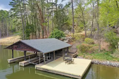 Image de Spacious Waterfront Hyco Lake Retreat w/ Dock!