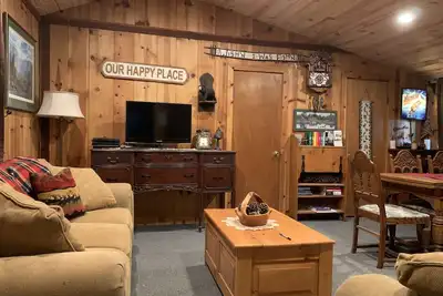 Image de The Little Cabin in the Pines!
