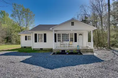 Image de Rock Hill Cottage w/ Spacious Yard & Fire Pit!
