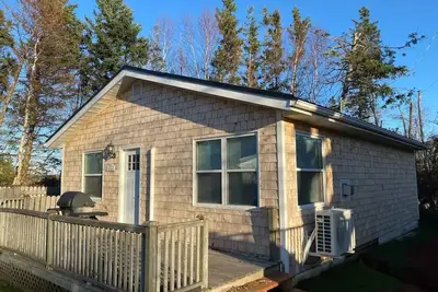 Image de Cozy Cavendish cottage Manitou (#9) with private hot tub!
