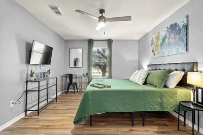 Image de 2 bed/ 2 bath condo * Balcony * All New * Bears Den G