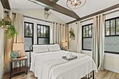 Image de Escape to your private castle! This 2br cottage comfortably fits 4, featuring a private pool, fenced yard, and modern-rustic charm. Perfect for families or couples, it's dog-friendly and just 2 miles from Downtown and 10 miles from Pensacola Beach.