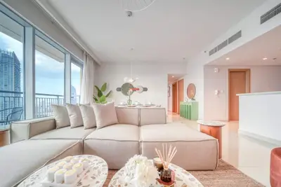 Image de Distinguished 3br + Assistant’s Room at Harbour Views Tower 1 by Deluxe Holiday Homes