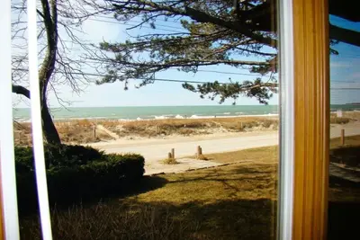 Image de Stunning View From This Stylish 2 Bedroom Waterfront Cottage!