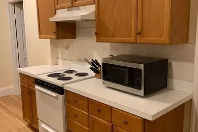 Image de West Roxbury 2 bed sleeps 6 and is a 5 minute walk to public transportation